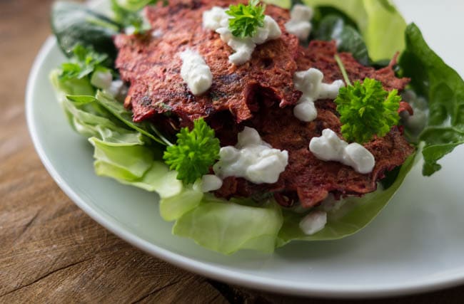 Rødbedefrikadeller med feta og persille Rødbedefrikadeller med feta og persille