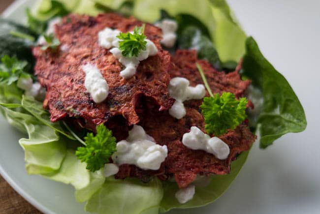 Rødbedefrikadeller med feta og persille Rødbedefrikadeller med feta og persille