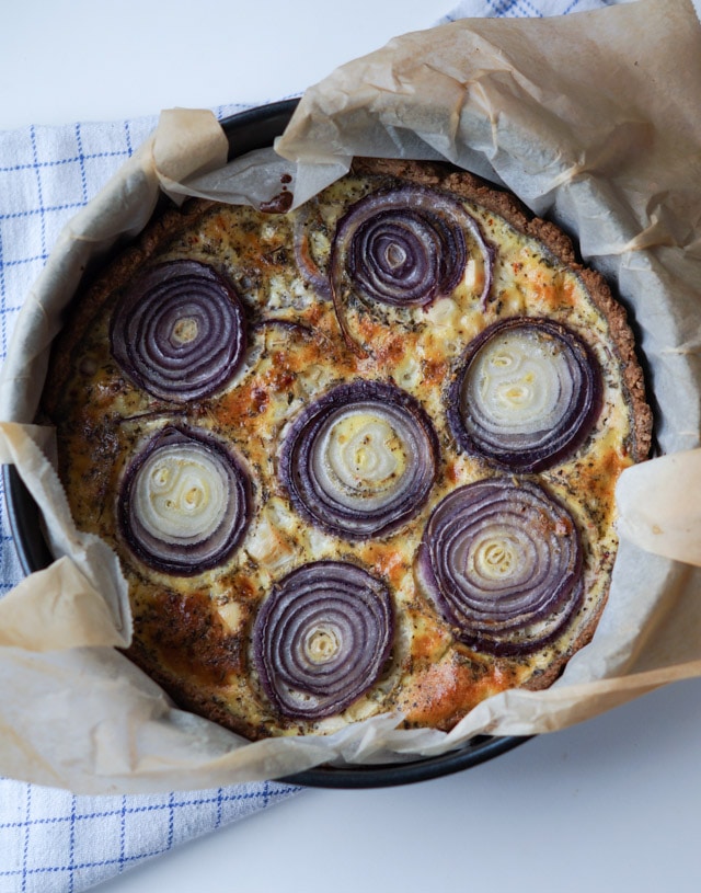 Rødløgstærte med rosmarin og feta Rødløgstærte med rosmarin og feta