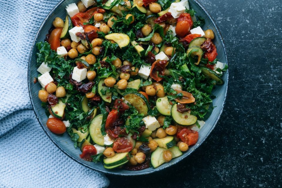 Grønkålsalat med kikærter og bagte tomater