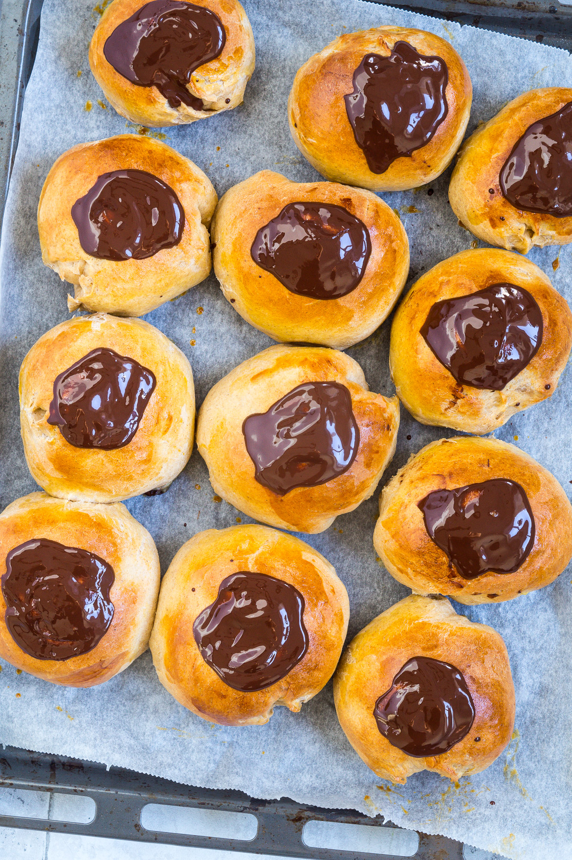 Sundere fastelavnsboller med remonce, creme og chokolade Sundere fastelavnsboller med remonce, creme og chokolade