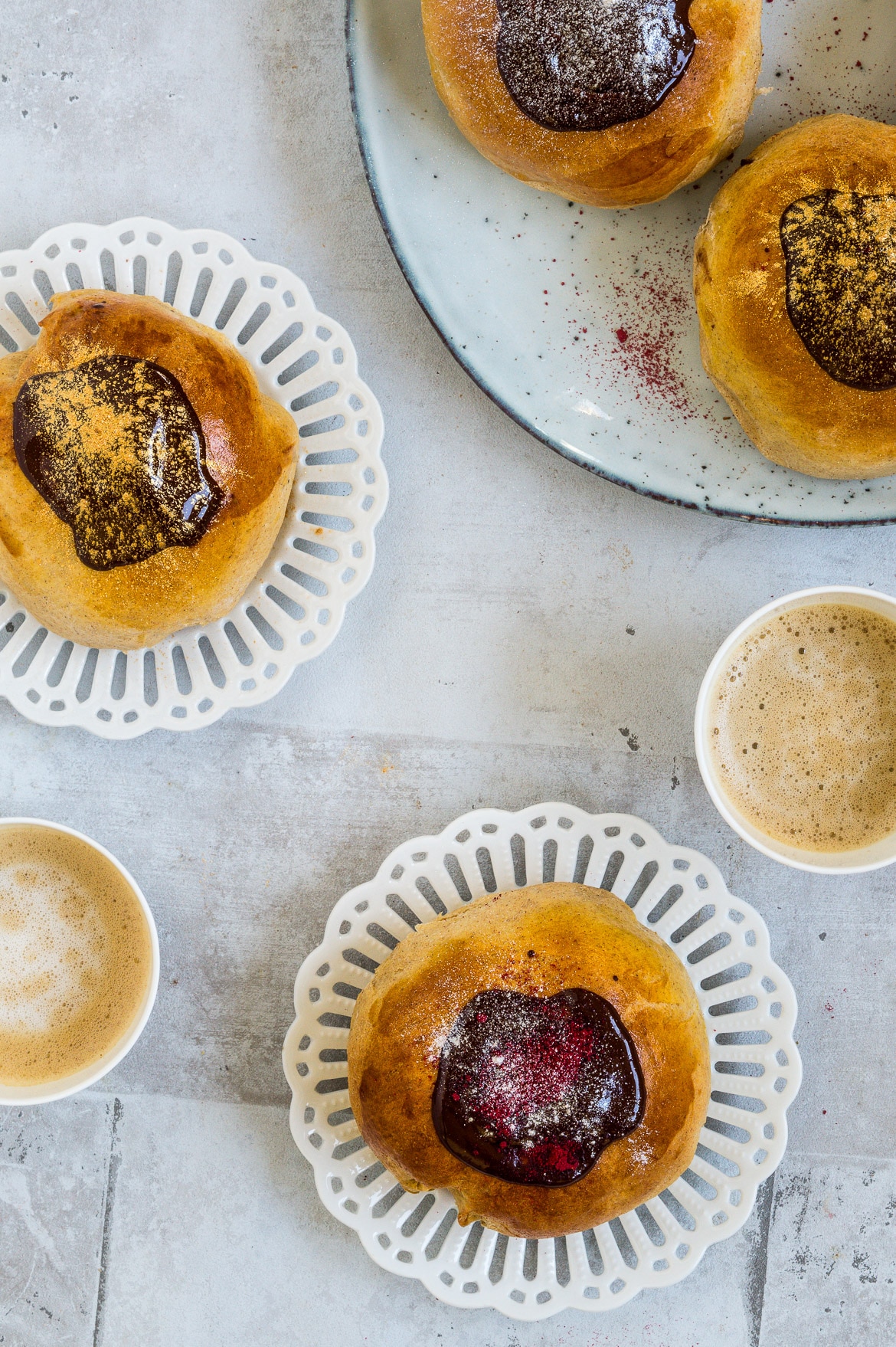 Sundere fastelavnsboller med remonce, creme og chokolade Sundere fastelavnsboller med remonce, creme og chokolade