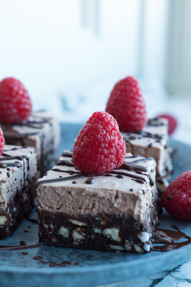 Raw chocolate brownie med kokosfrosting