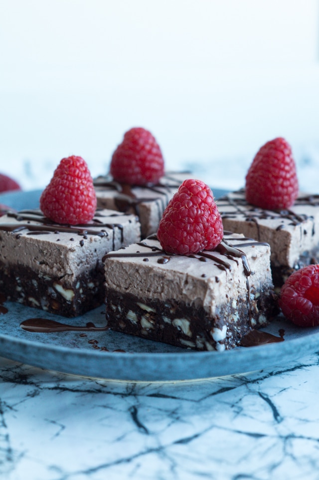 Raw chocolate brownie med kokosfrosting