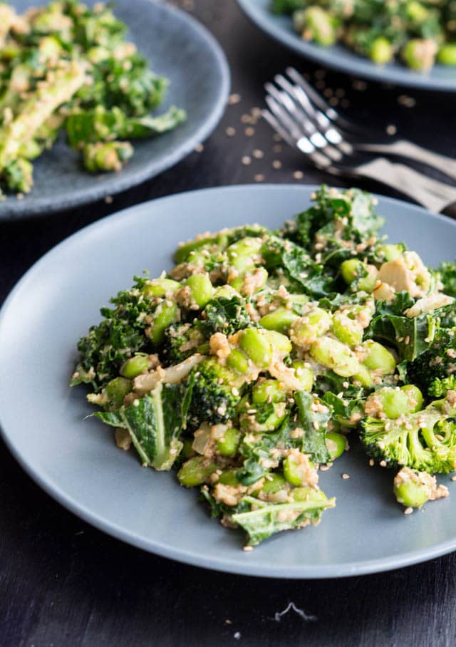 Grønkålssalat med edamamebønner og peanutbutterdressing