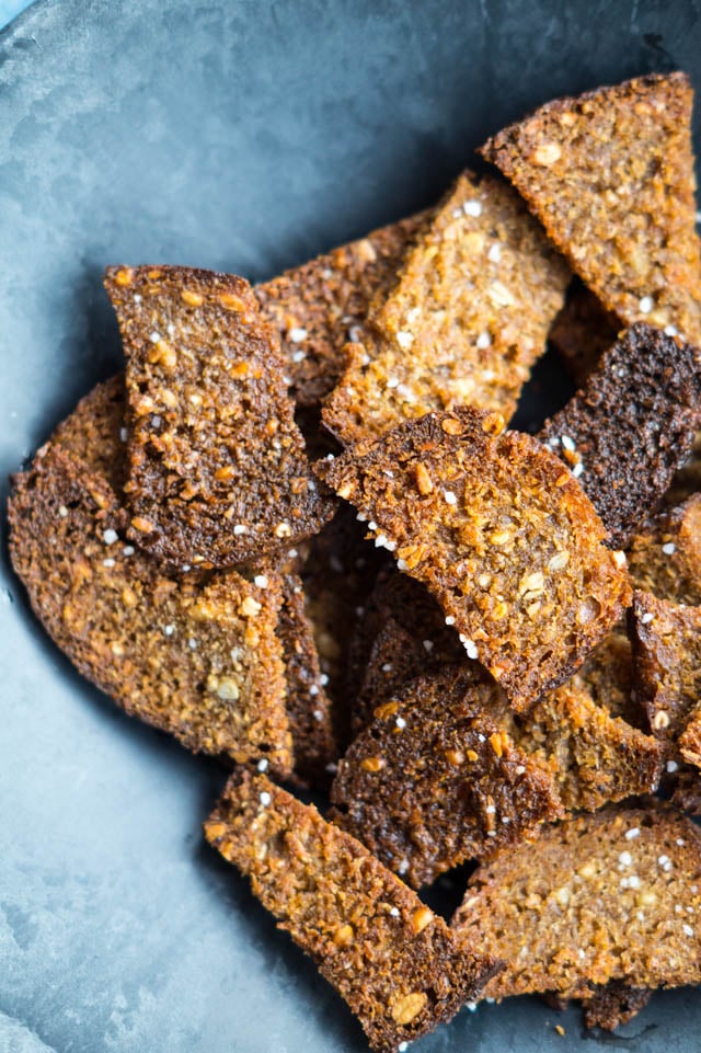 Rugbrødschips - af en rest rugbrød Rugbrødschips - af en rest rugbrød
