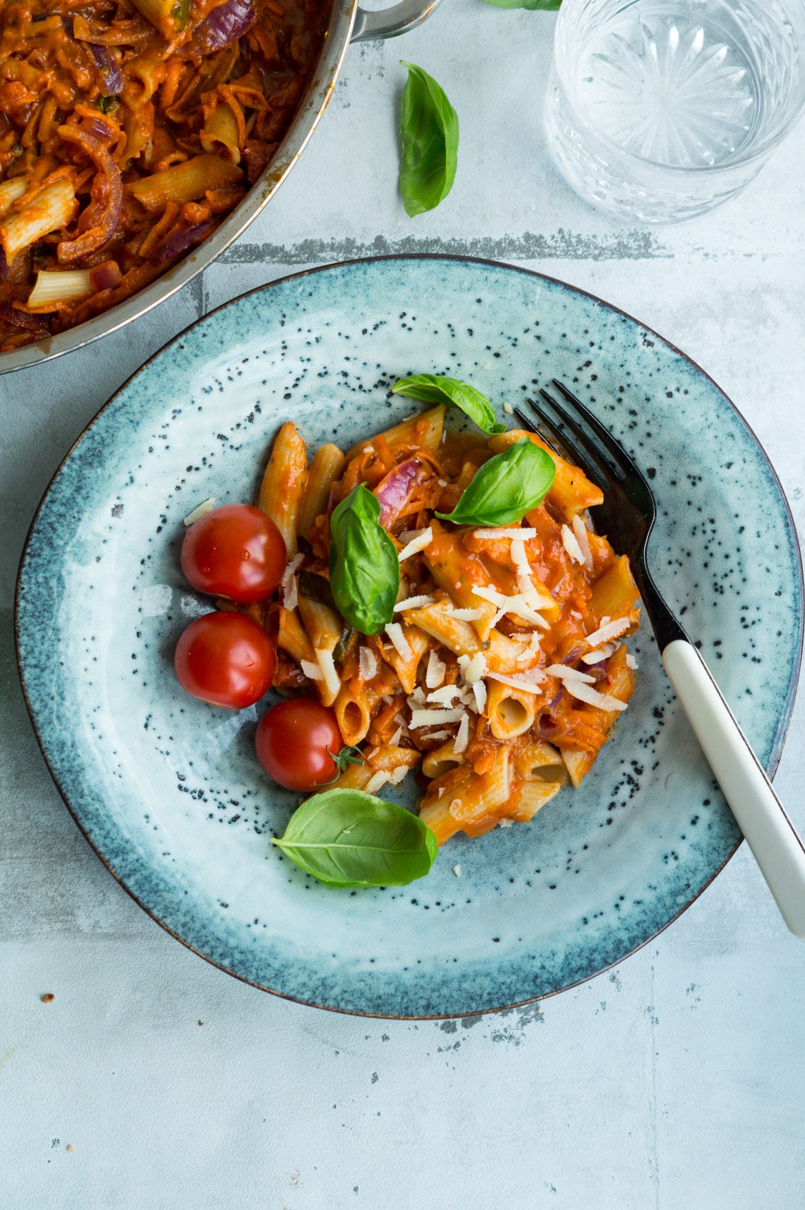 Pasta med tomat-gulerodssauce
