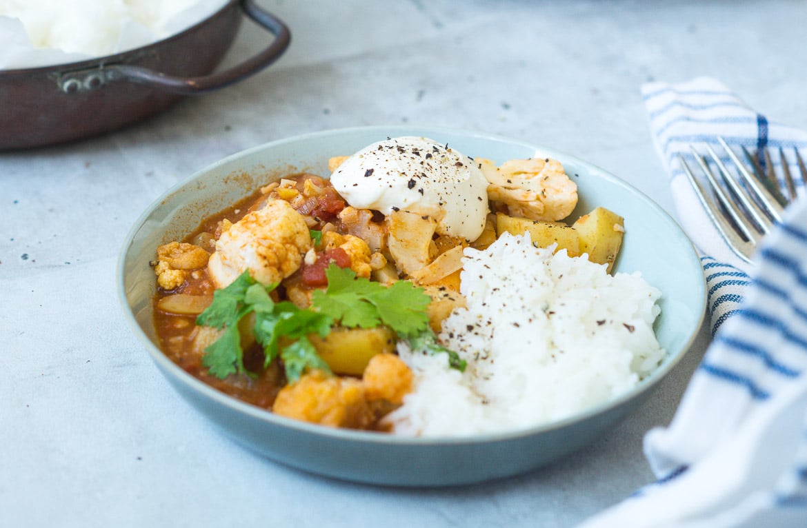 Aloo gobi - vegetarisk indisk ret Aloo gobi - vegetarisk indisk ret