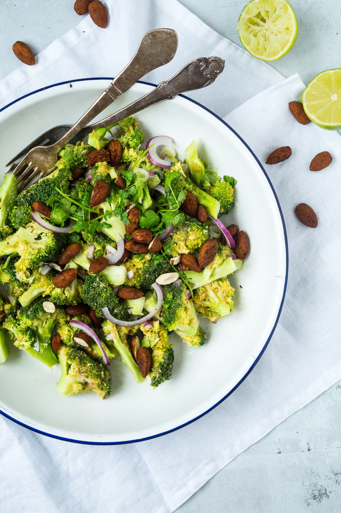 Broccolisalat med peanutbutterdressing og soyamandler