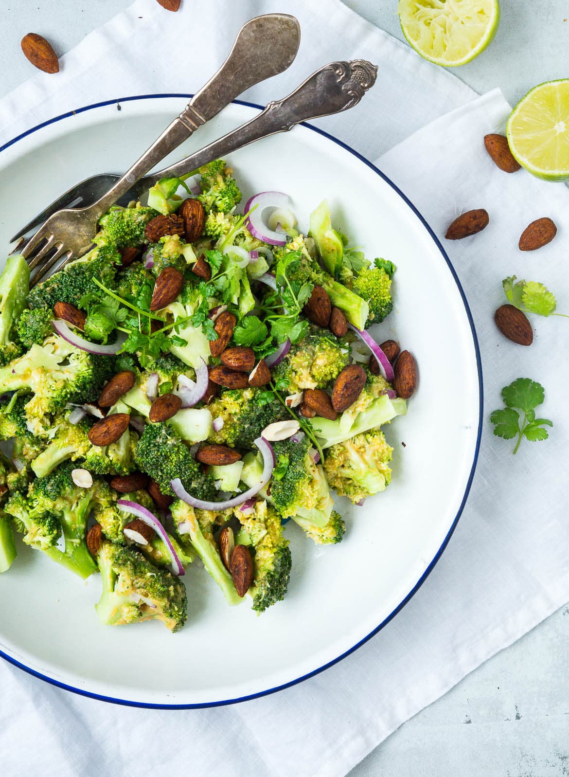 Broccolisalat med peanutbutterdressing og soyamandler Broccolisalat med peanutbutterdressing og soyamandler