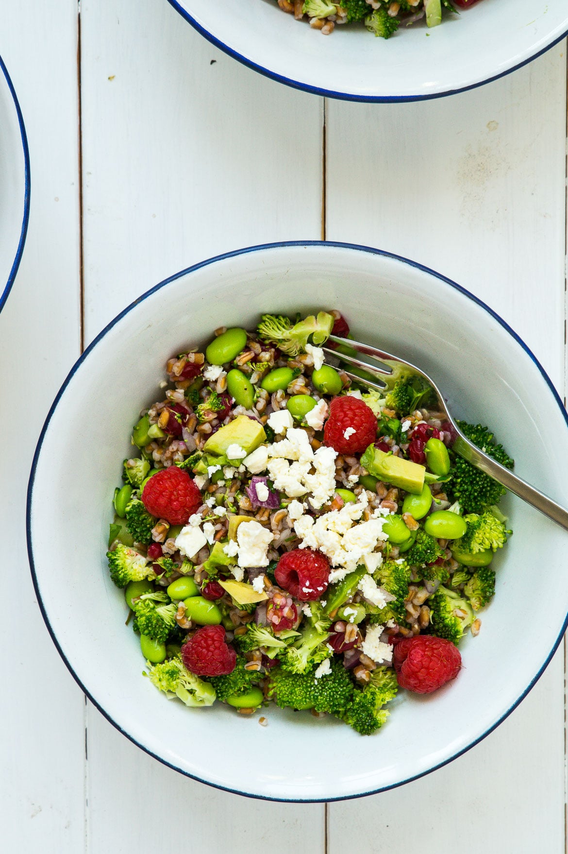 Broccolisalat med edamamebønner, bær, avocado og feta Broccolisalat med edamamebønner, bær, avocado og feta