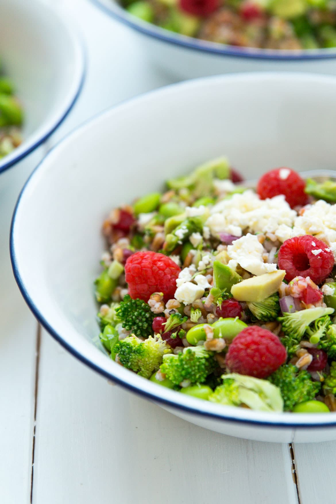 Broccolisalat med edamamebønner, bær, avocado og feta Broccolisalat med edamamebønner, bær, avocado og feta