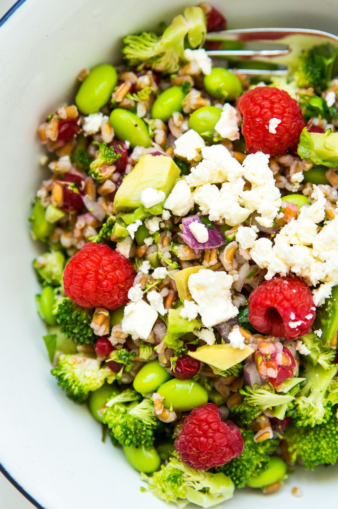 Broccolisalat med edamamebønner, bær, avocado og feta Broccolisalat med edamamebønner, bær, avocado og feta