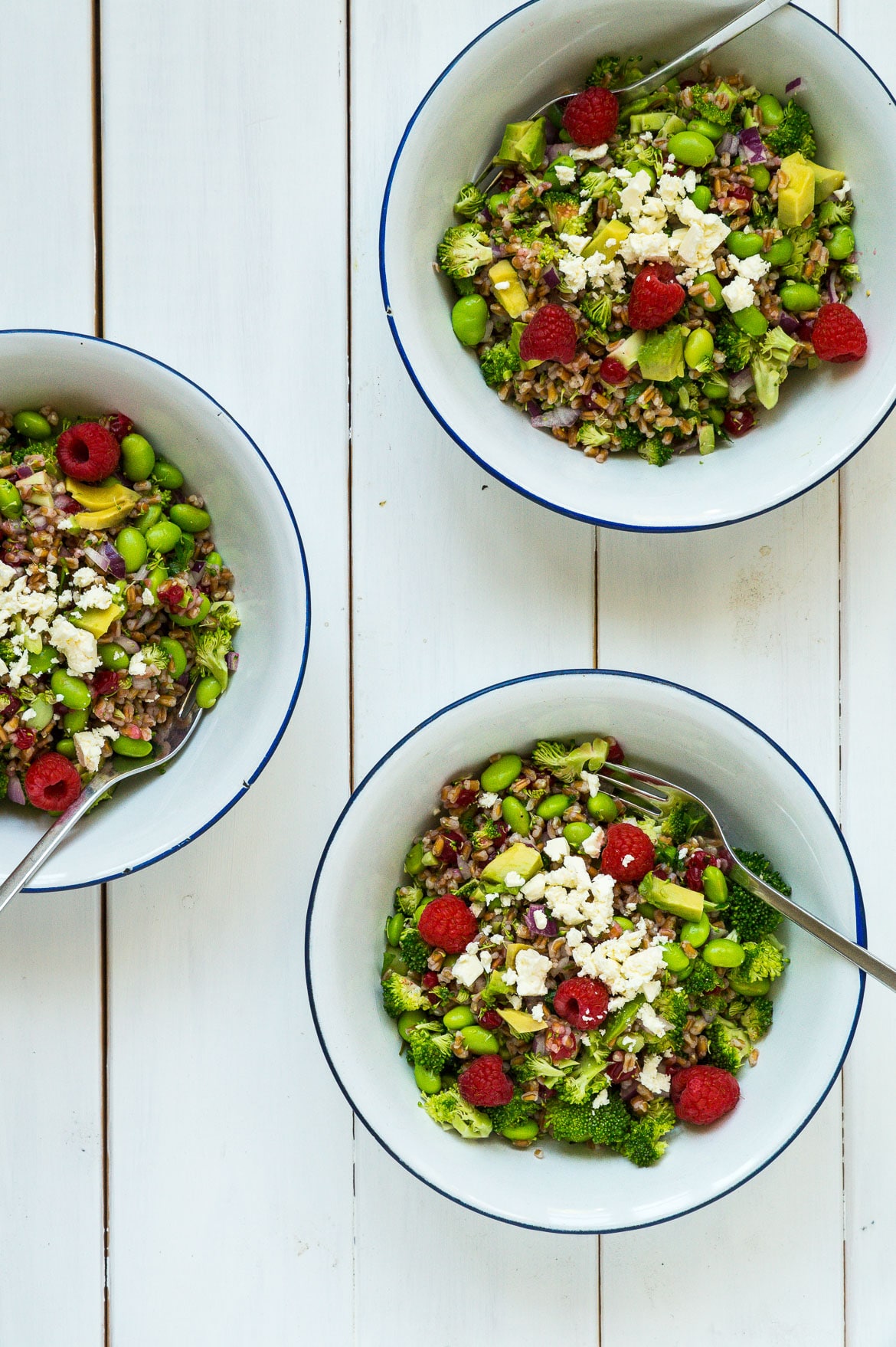 Broccolisalat med edamamebønner, bær, avocado og feta Broccolisalat med edamamebønner, bær, avocado og feta
