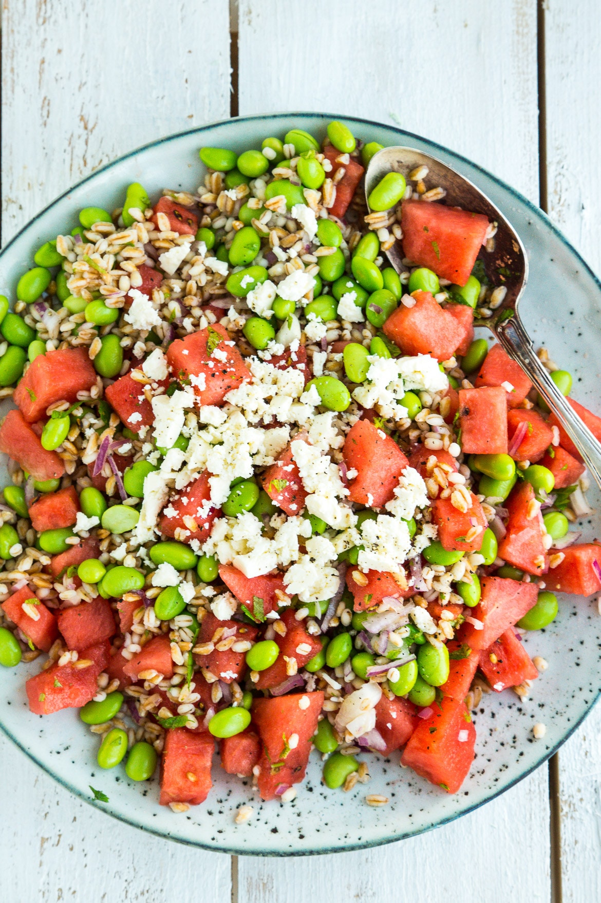 Sommersalat med vandmelon, feta, edamamebønner, perlebyg og mynte Sommersalat med vandmelon, feta, edamamebønner, perlebyg og mynte