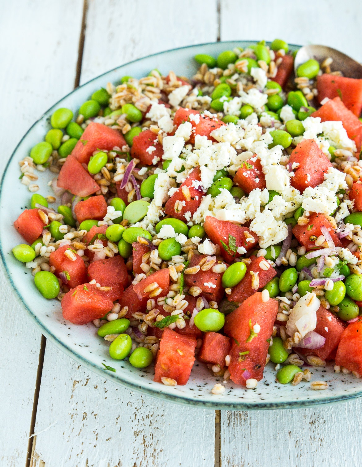 Sommersalat med vandmelon, feta, edamamebønner, perlebyg og mynte Sommersalat med vandmelon, feta, edamamebønner, perlebyg og mynte