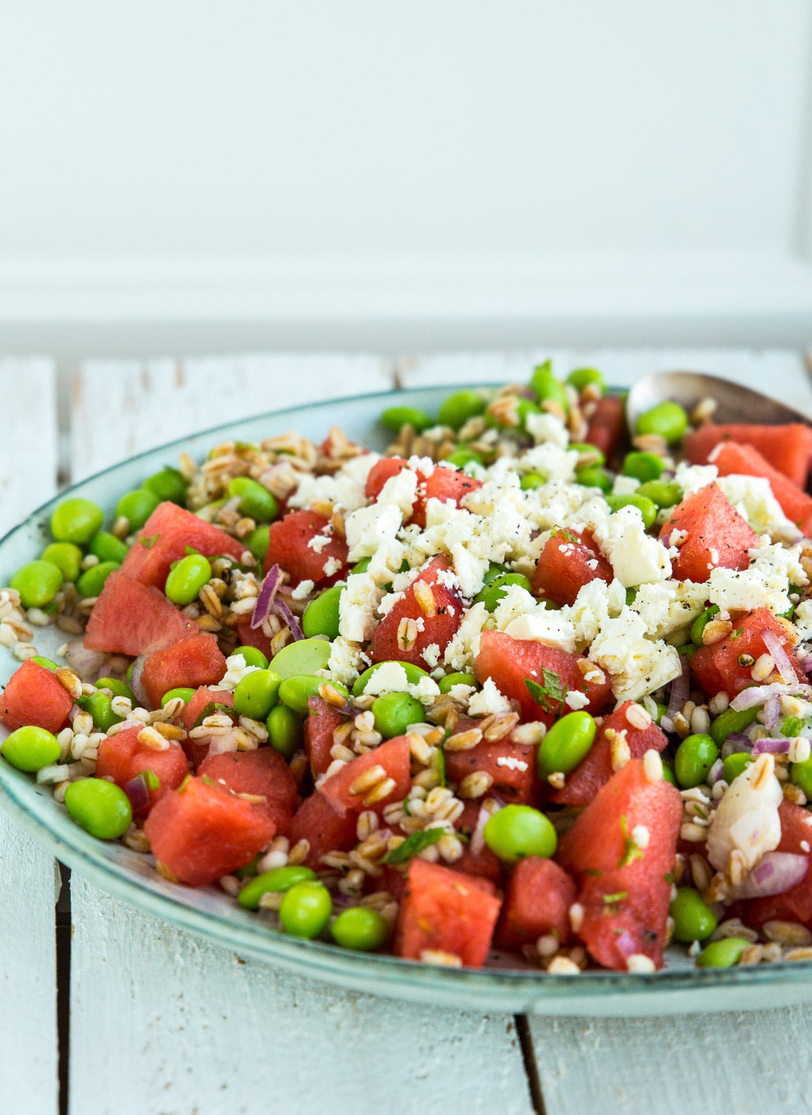 Sommersalat med vandmelon, feta, edamamebønner, perlebyg og mynte Sommersalat med vandmelon, feta, edamamebønner, perlebyg og mynte