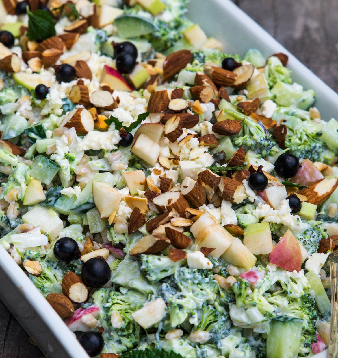 Broccolisalat med æble og græsk yoghurt Broccolisalat med æble og græsk yoghurt