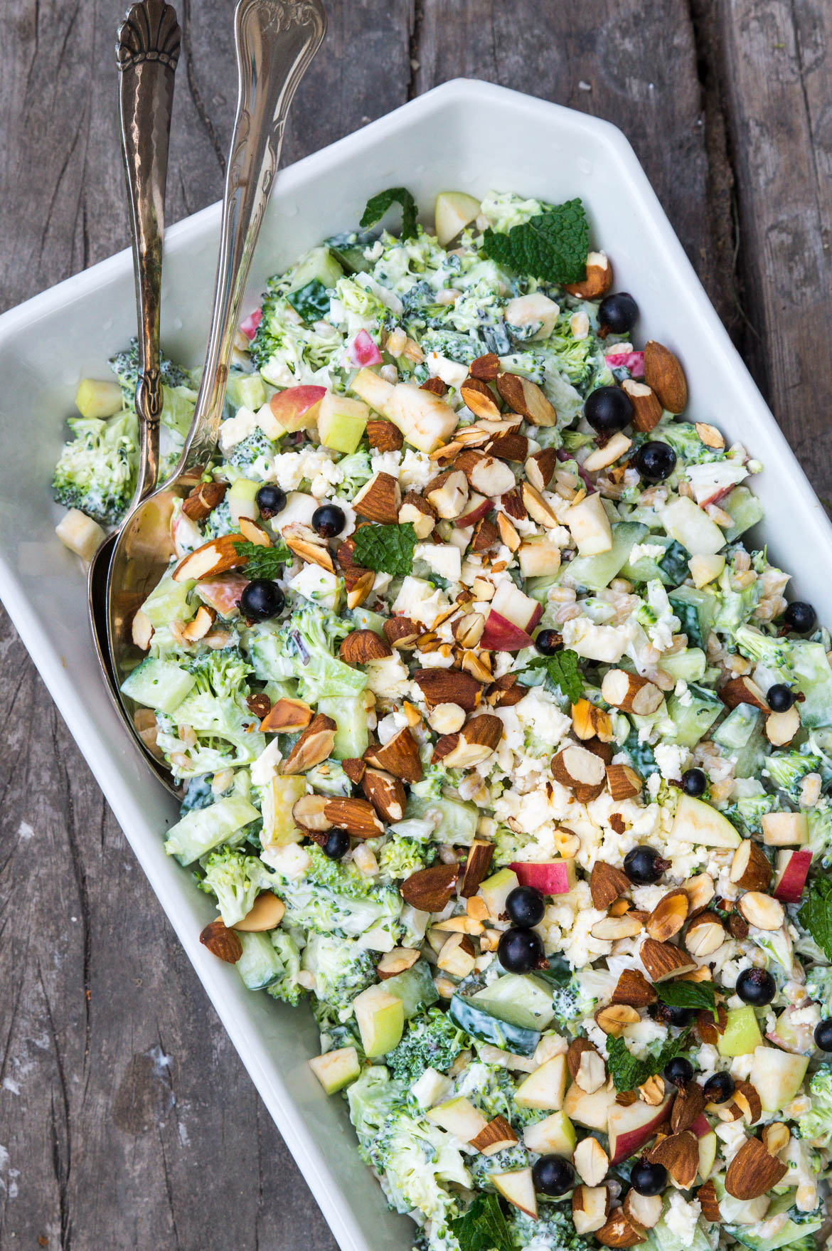 Broccolisalat med æble og græsk yoghurt Broccolisalat med æble og græsk yoghurt