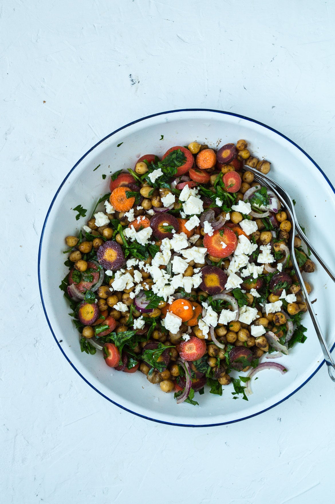 Efterårssalat med gulerødder, ristede kikærter, persille og feta Efterårssalat med gulerødder, ristede kikærter, persille og feta