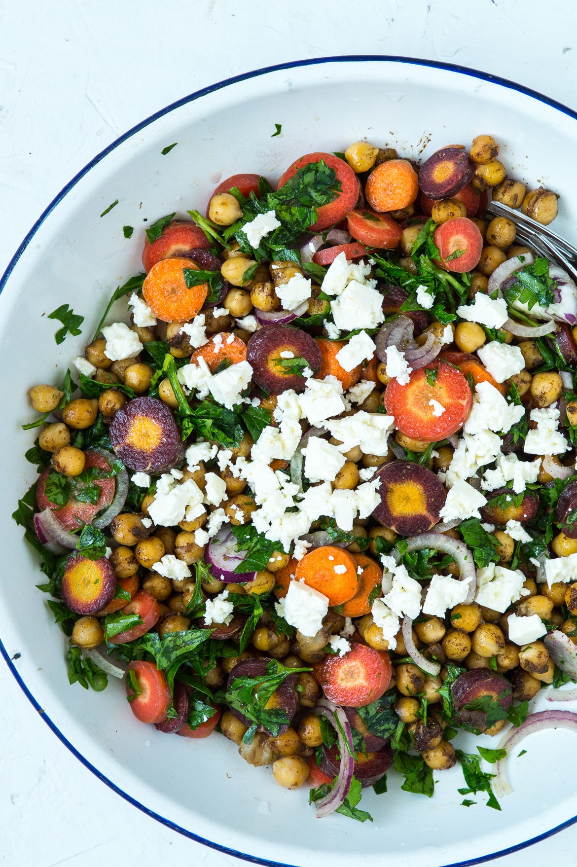 Efterårssalat med gulerødder, ristede kikærter, persille og feta Efterårssalat med gulerødder, ristede kikærter, persille og feta