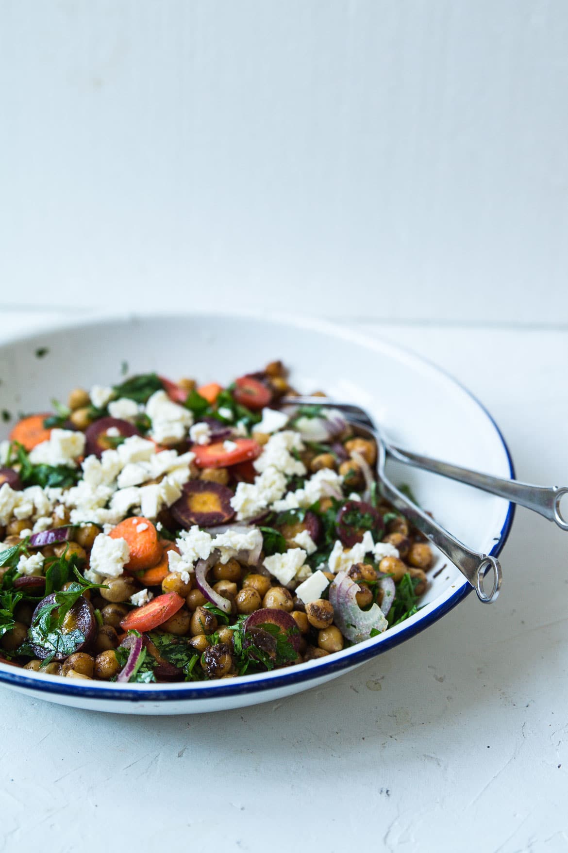 Efterårssalat med gulerødder, ristede kikærter, persille og feta Efterårssalat med gulerødder, ristede kikærter, persille og feta