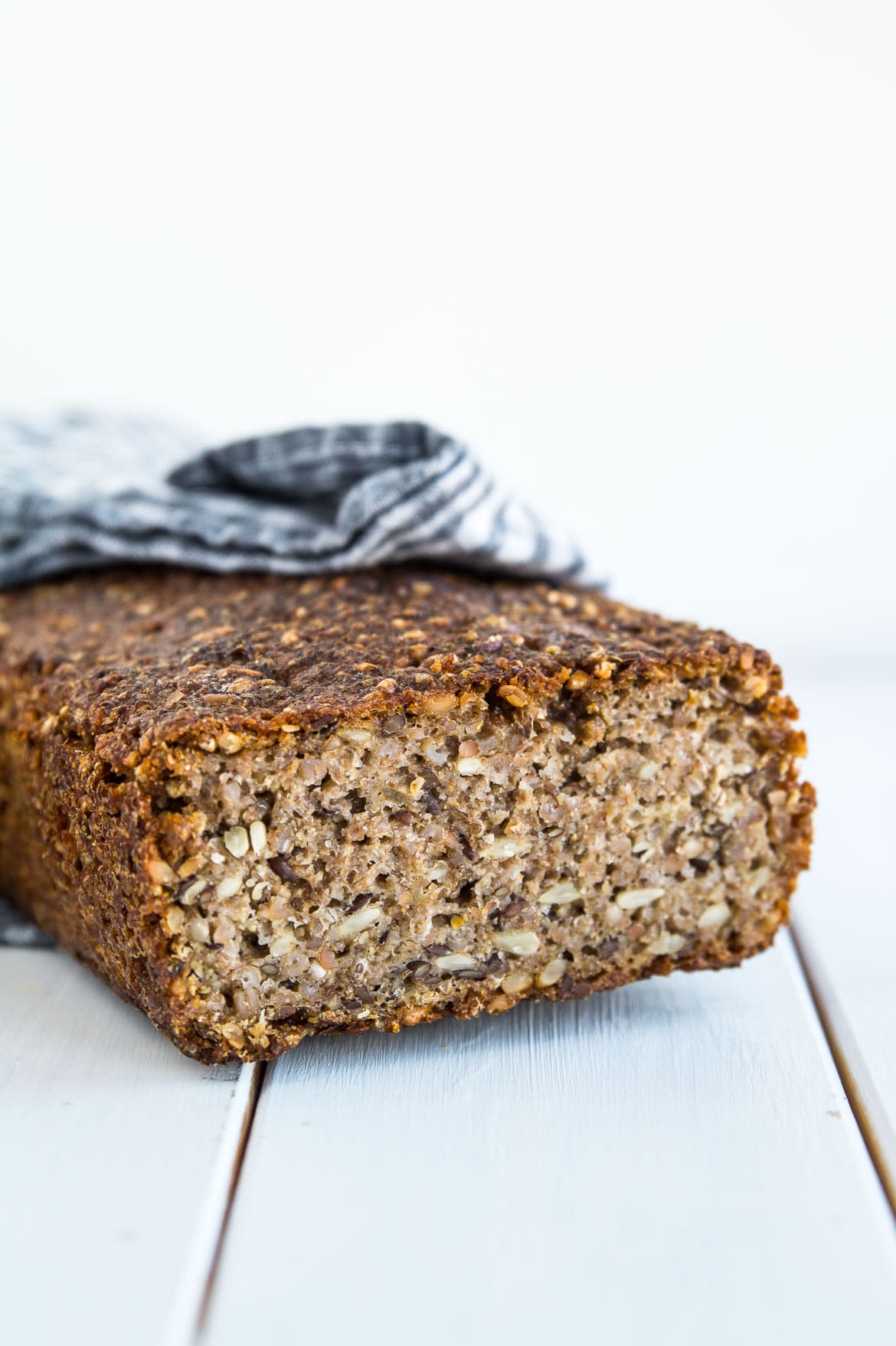 Groft rugbrød bagt med surdej Groft rugbrød bagt med surdej