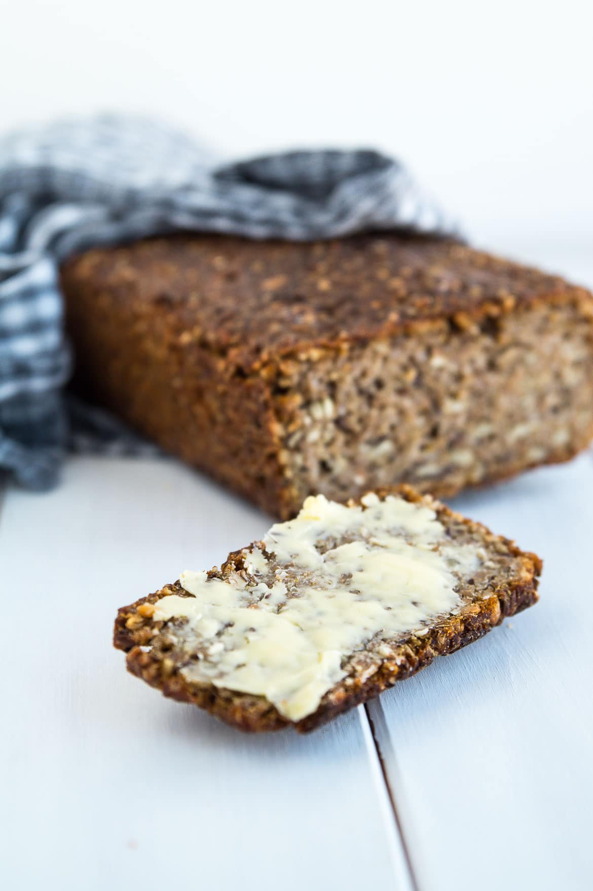 Groft rugbrød bagt med surdej Groft rugbrød bagt med surdej