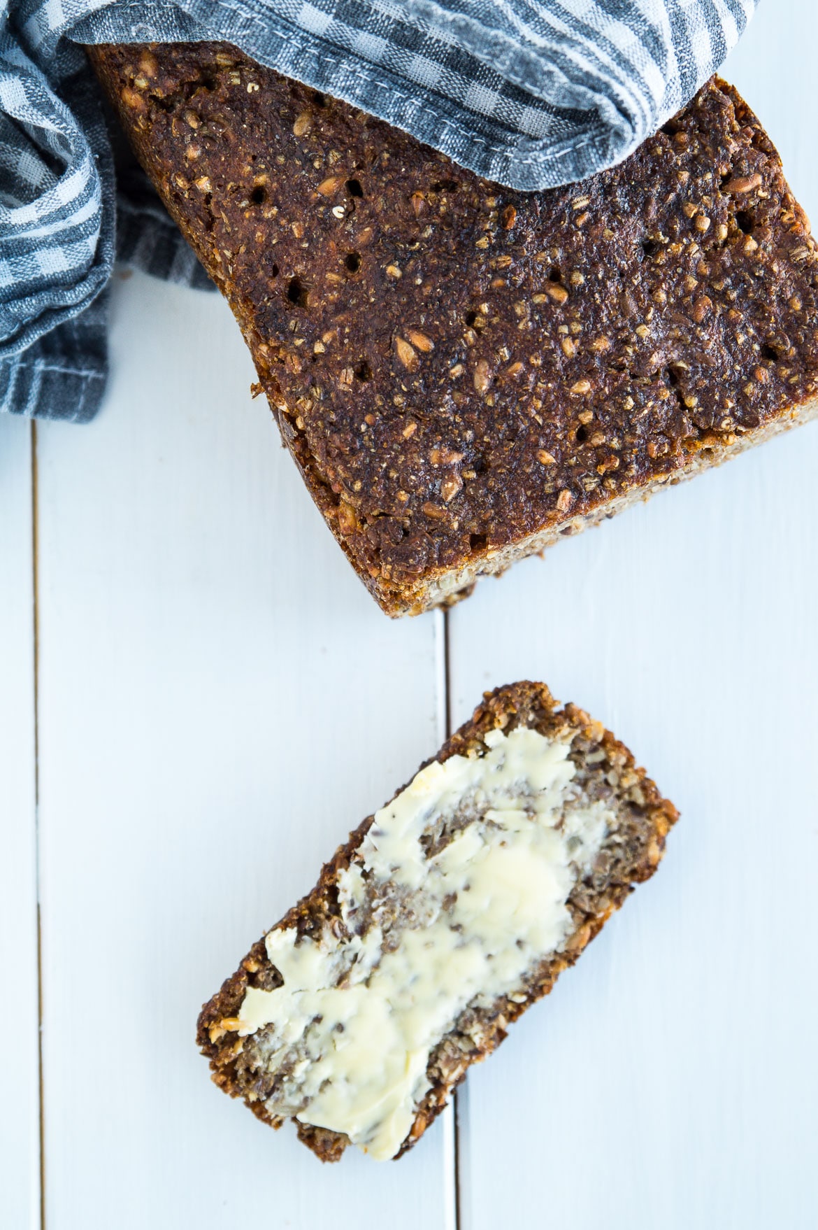 Groft rugbrød bagt med surdej Groft rugbrød bagt med surdej
