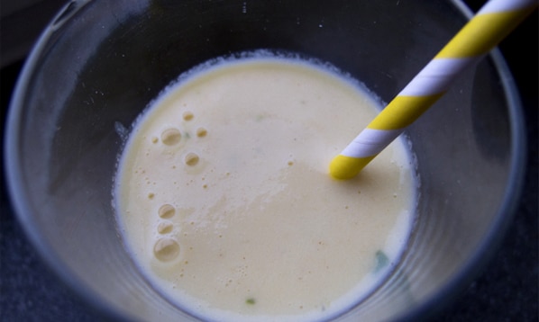 Mangolassi med kærnemælk og ananas Mangolassi med kærnemælk og ananas