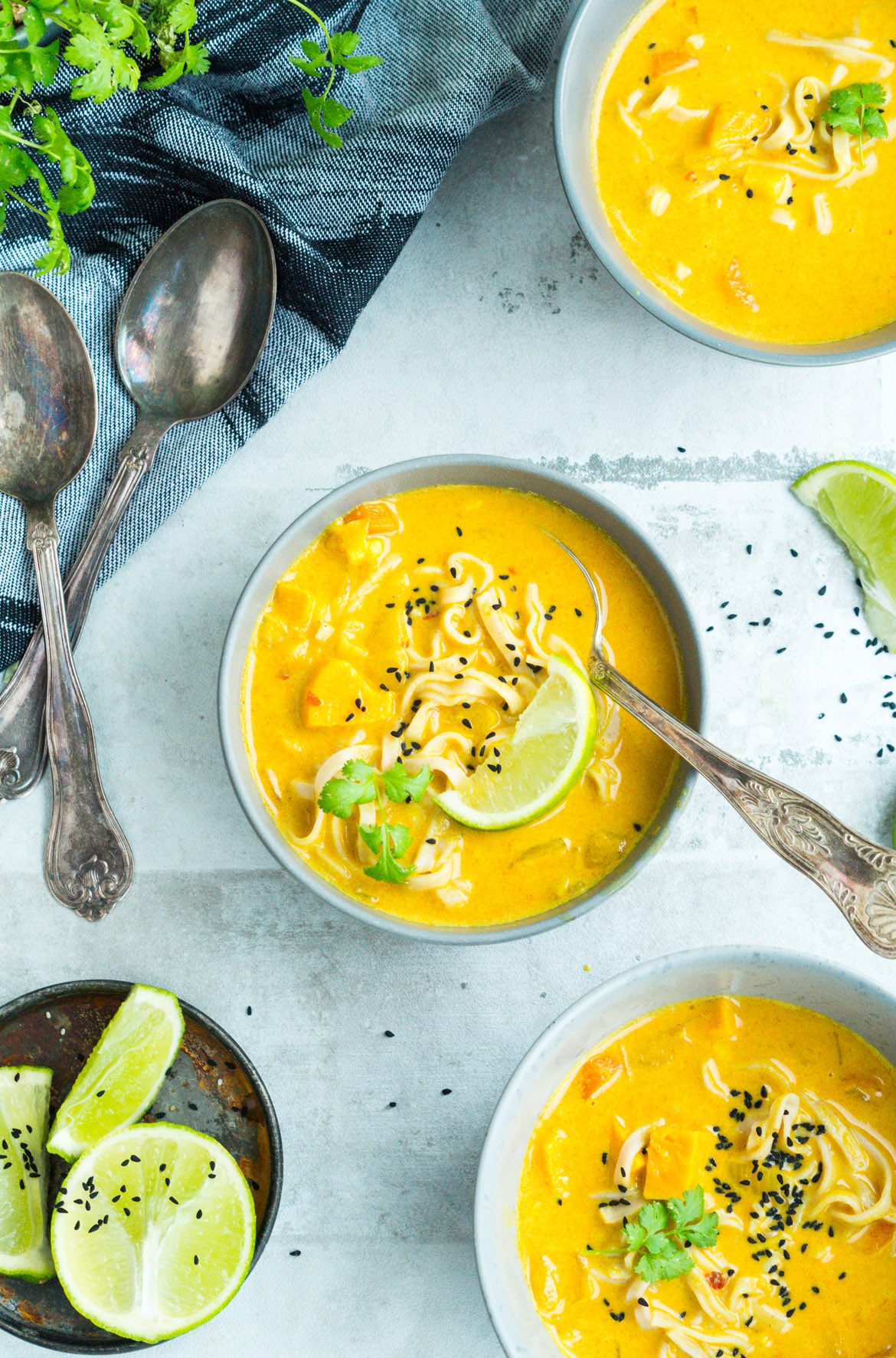 Thaisuppe - Asiatisk vegetarisk suppe Thaisuppe - Asiatisk vegetarisk suppe