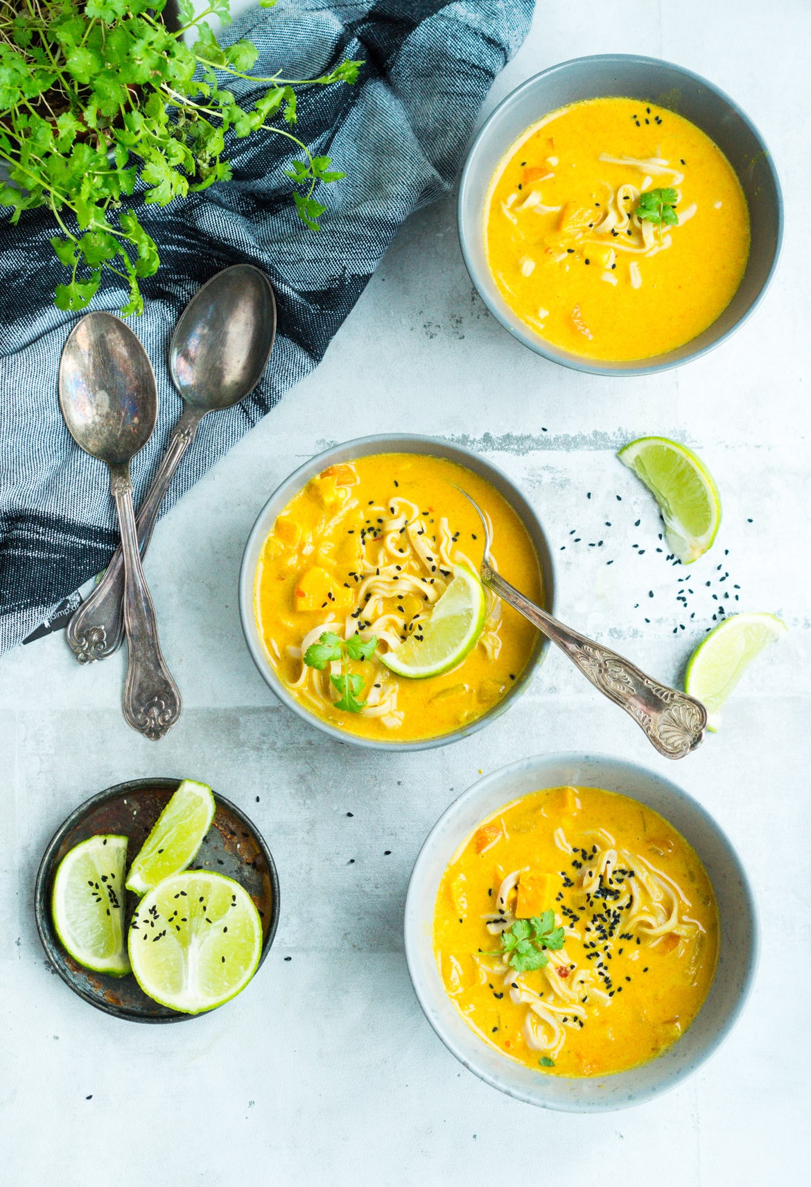 Thaisuppe - Asiatisk vegetarisk suppe Thaisuppe - Asiatisk vegetarisk suppe
