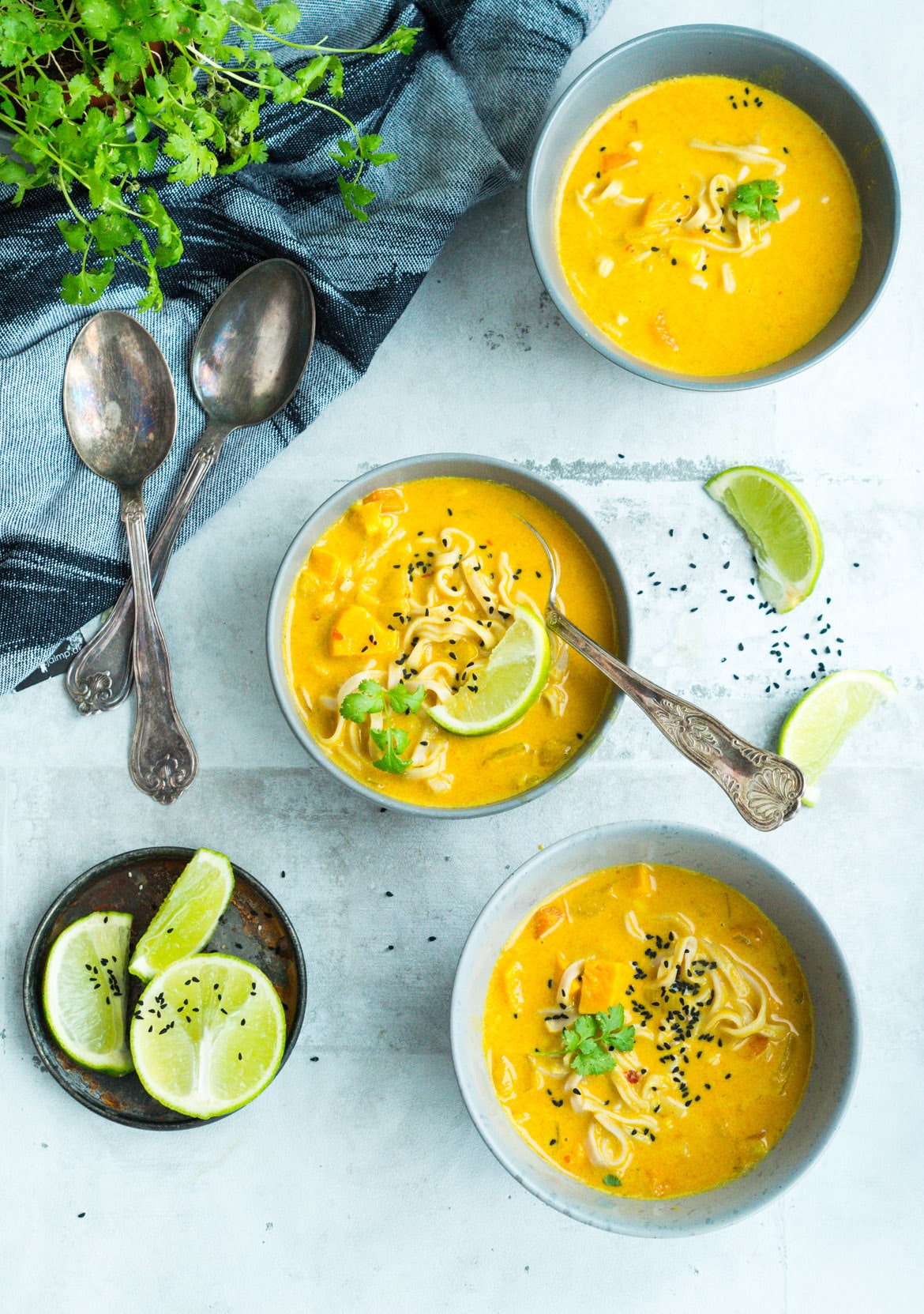 Thaisuppe - Asiatisk vegetarisk suppe Thaisuppe - Asiatisk vegetarisk suppe