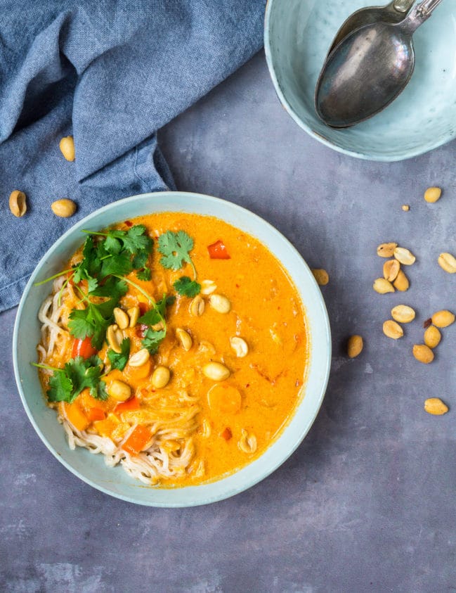 Spicy peanutsuppe med nudler Spicy peanutsuppe med nudler