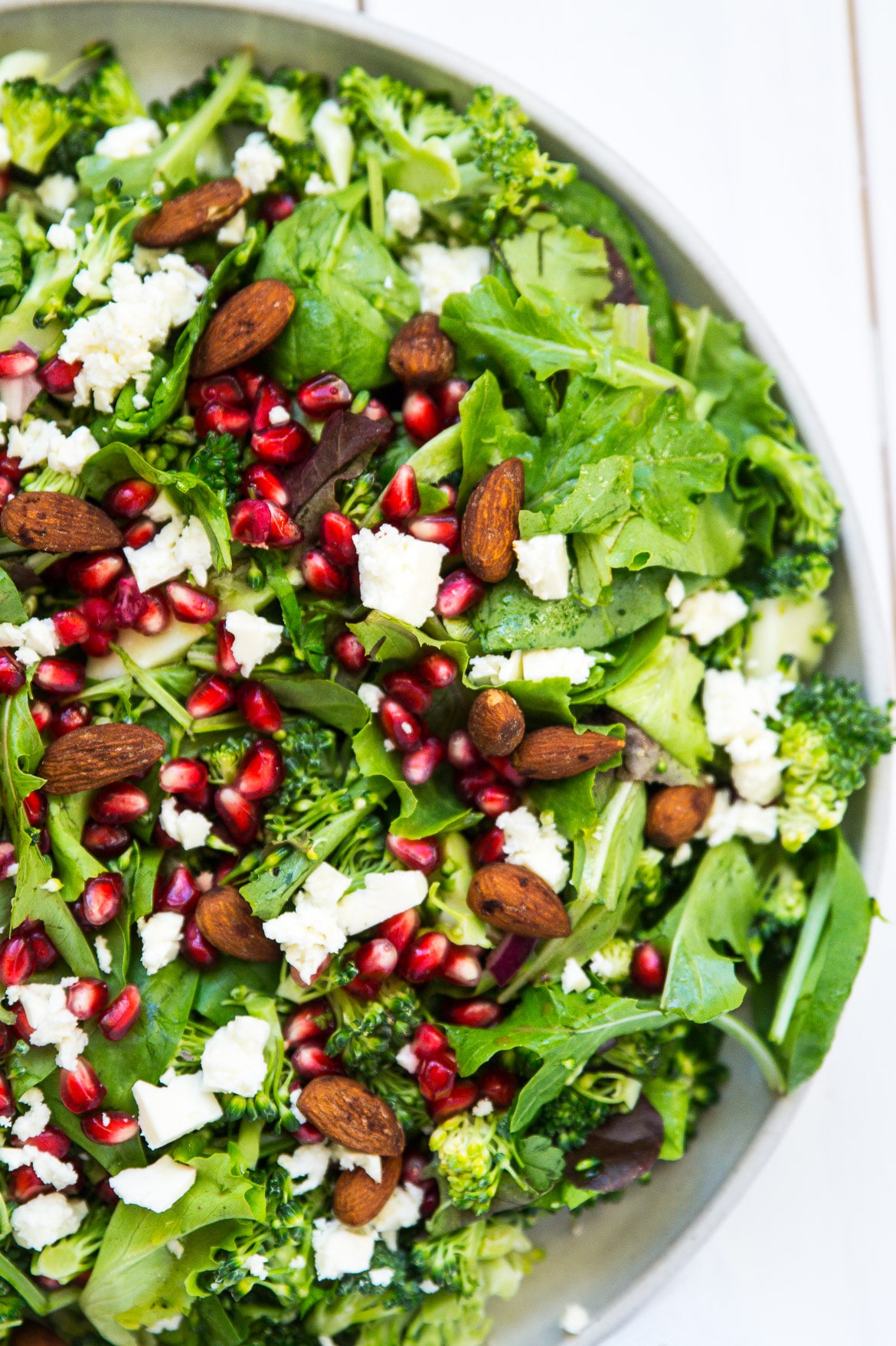 Sommersalat med broccoli, feta og granatæble Sommersalat med broccoli, feta og granatæble