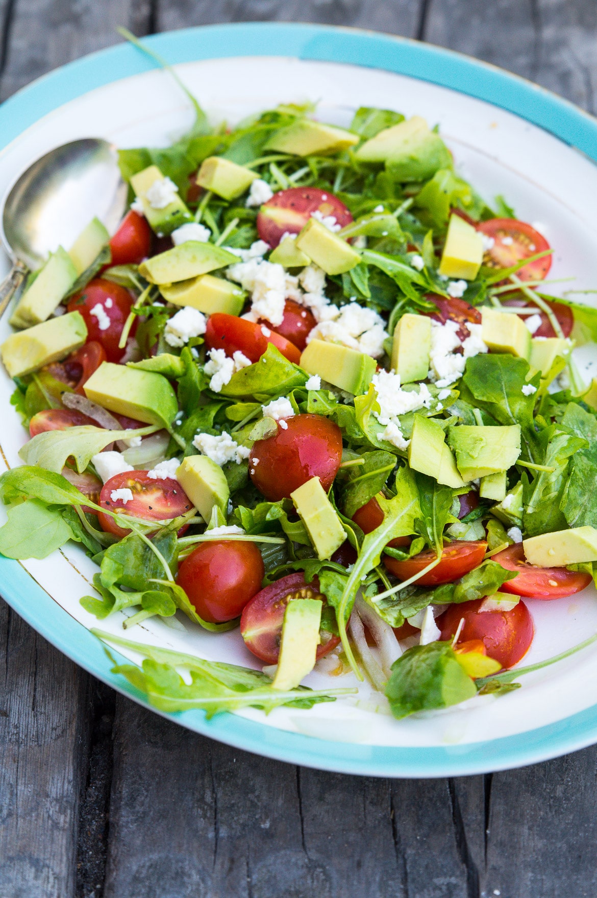 Nem sommersalat med rucola, avocado og tomat Nem sommersalat med rucola, avocado og tomat