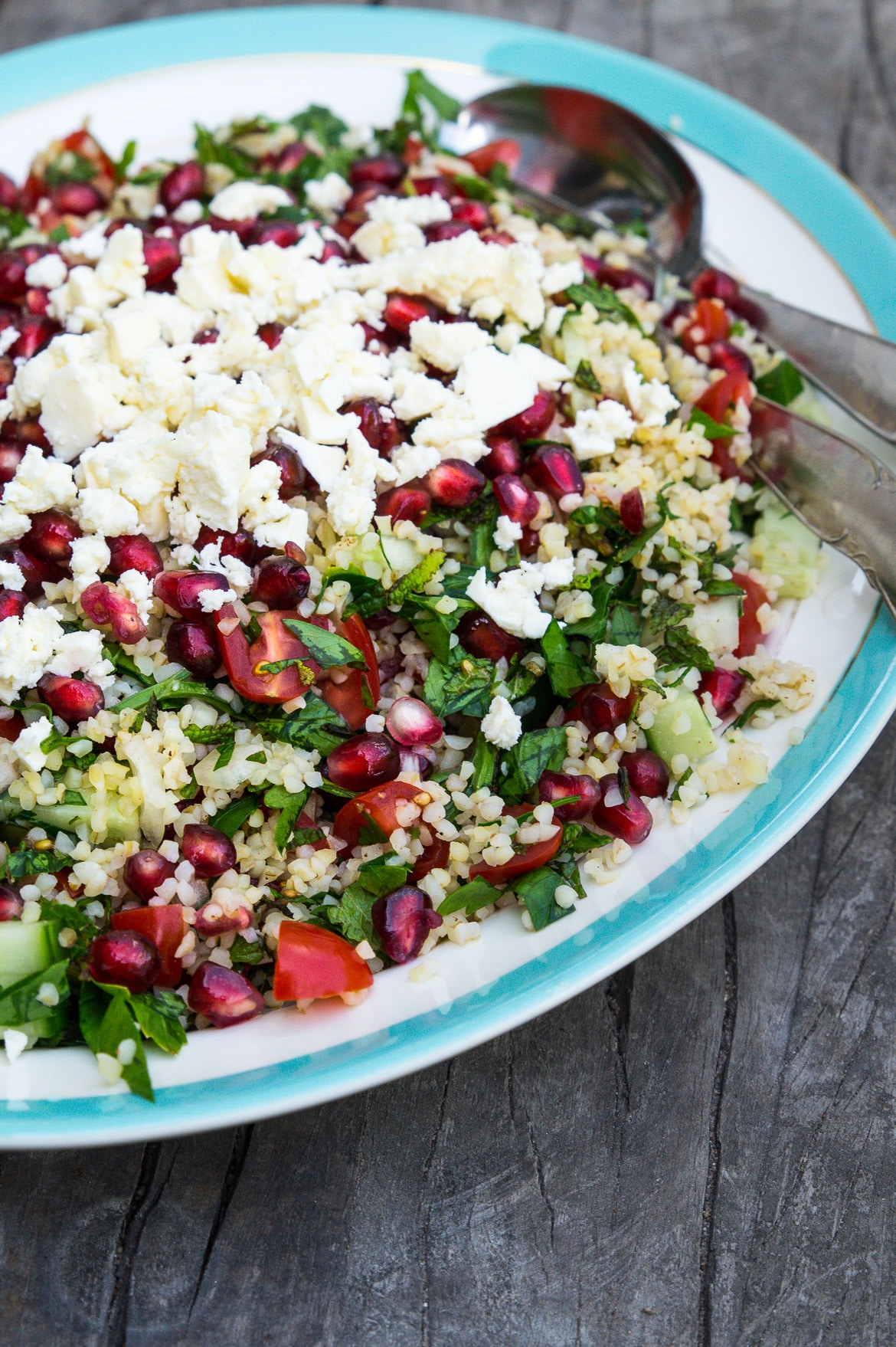 Sommersalat med bulgur, granatæble, feta, persille og mynte Sommersalat med bulgur, granatæble, feta, persille og mynte