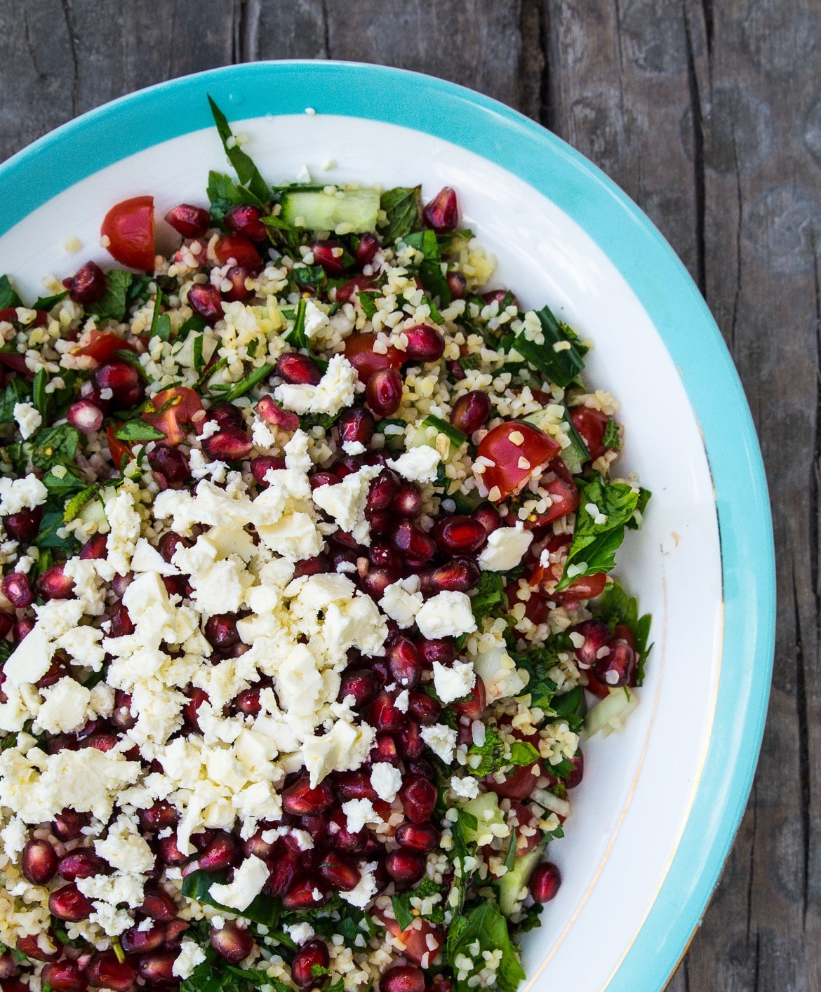 Sommersalat med bulgur, granatæble, feta, persille og mynte Sommersalat med bulgur, granatæble, feta, persille og mynte