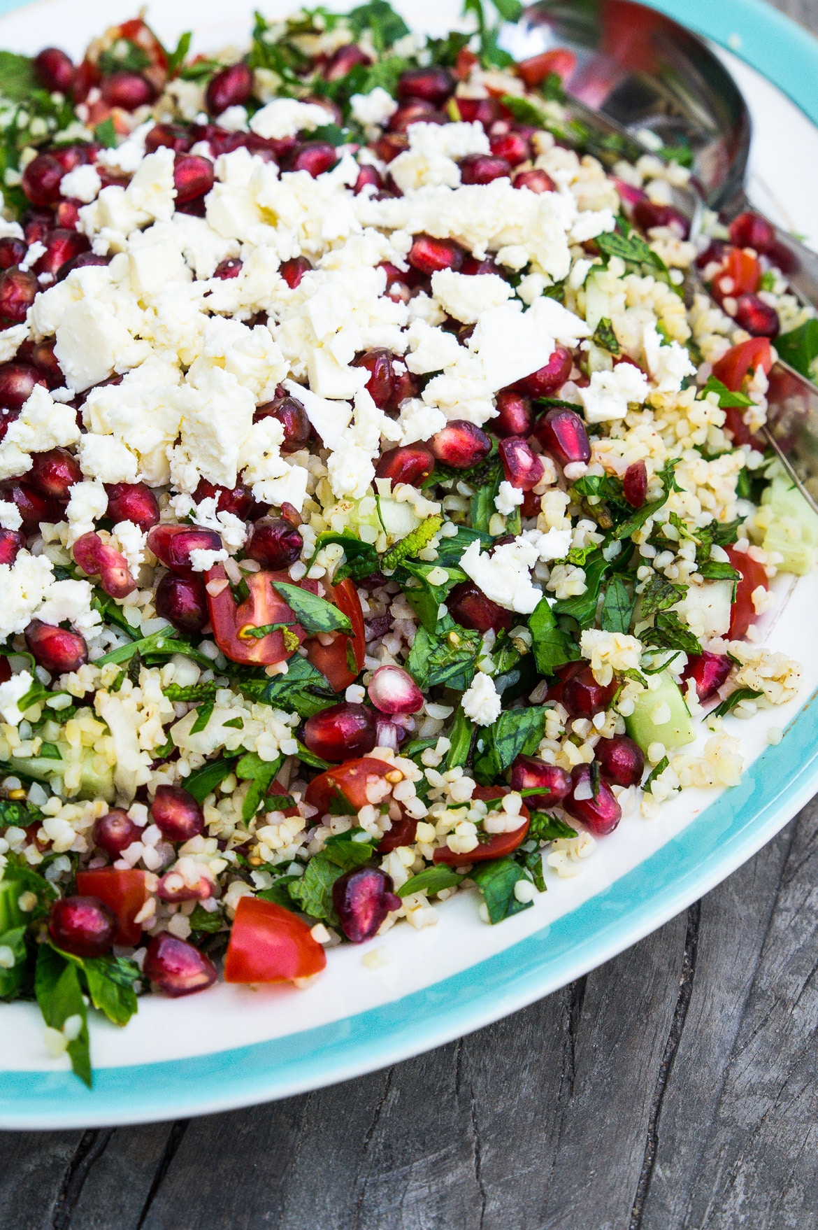 Sommersalat med bulgur, granatæble, feta, persille og mynte Sommersalat med bulgur, granatæble, feta, persille og mynte