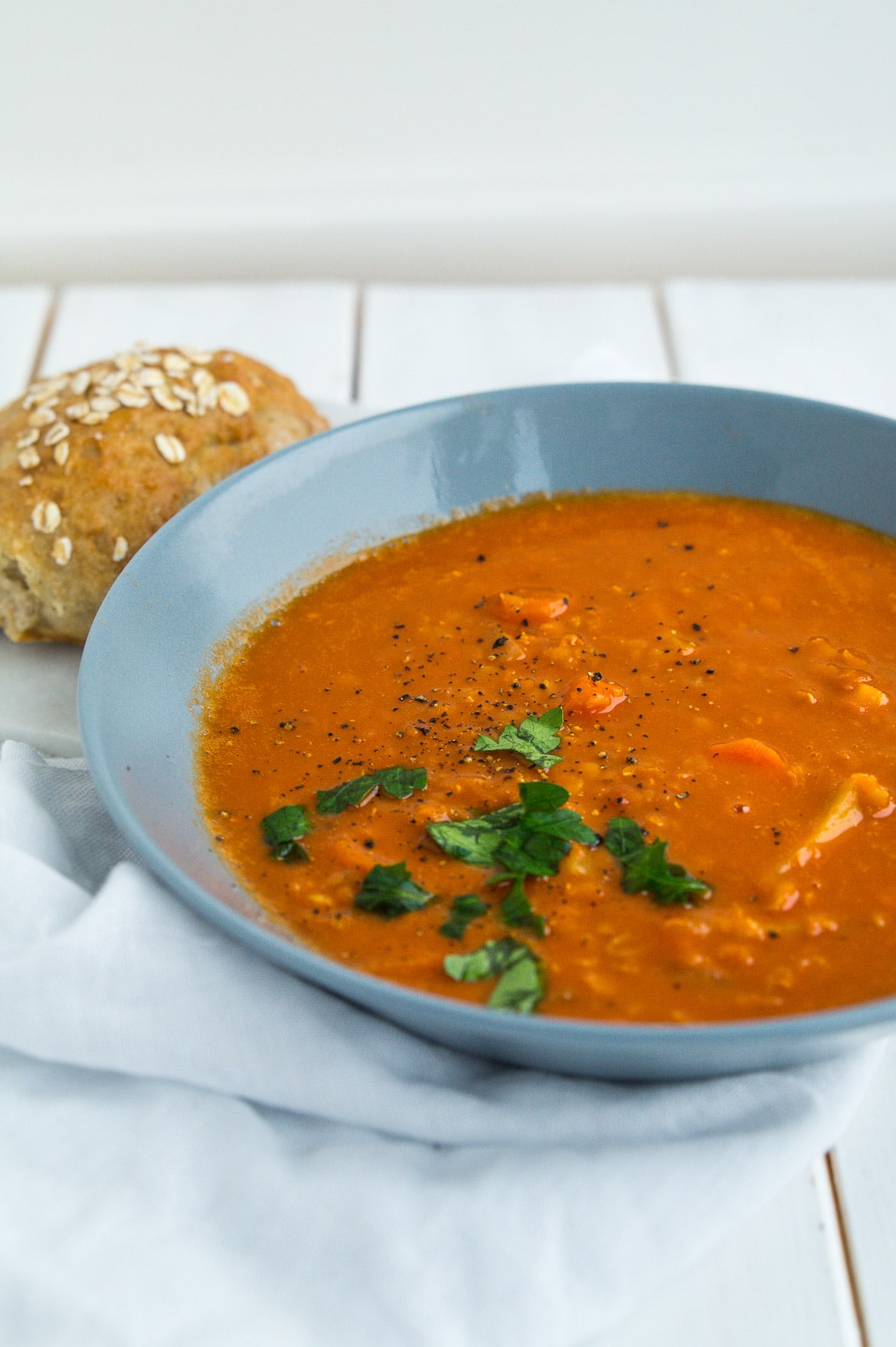 Tomatsuppe med kokosmælk og røde linser Tomatsuppe med kokosmælk og røde linser