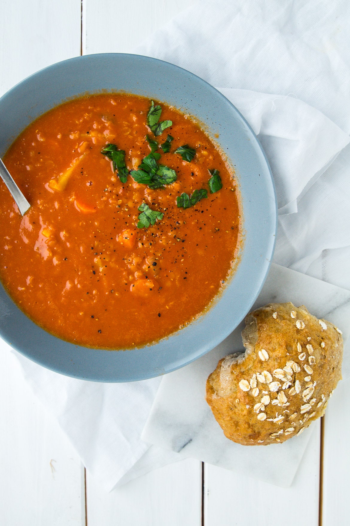Tomatsuppe med kokosmælk og røde linser Tomatsuppe med kokosmælk og røde linser