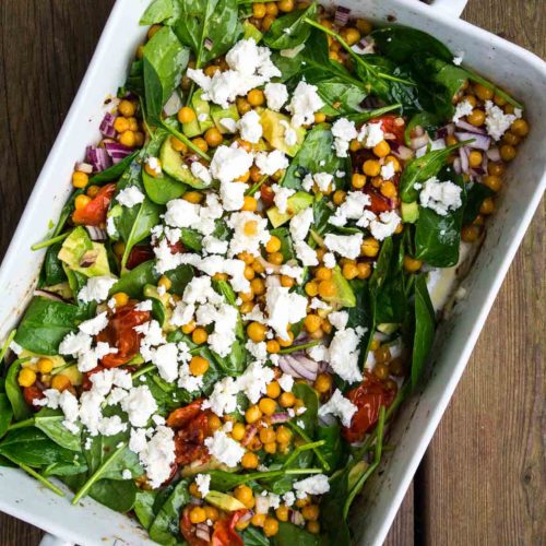 Salat med hvidløgsbagte tomater og kikærter med feta og avocado