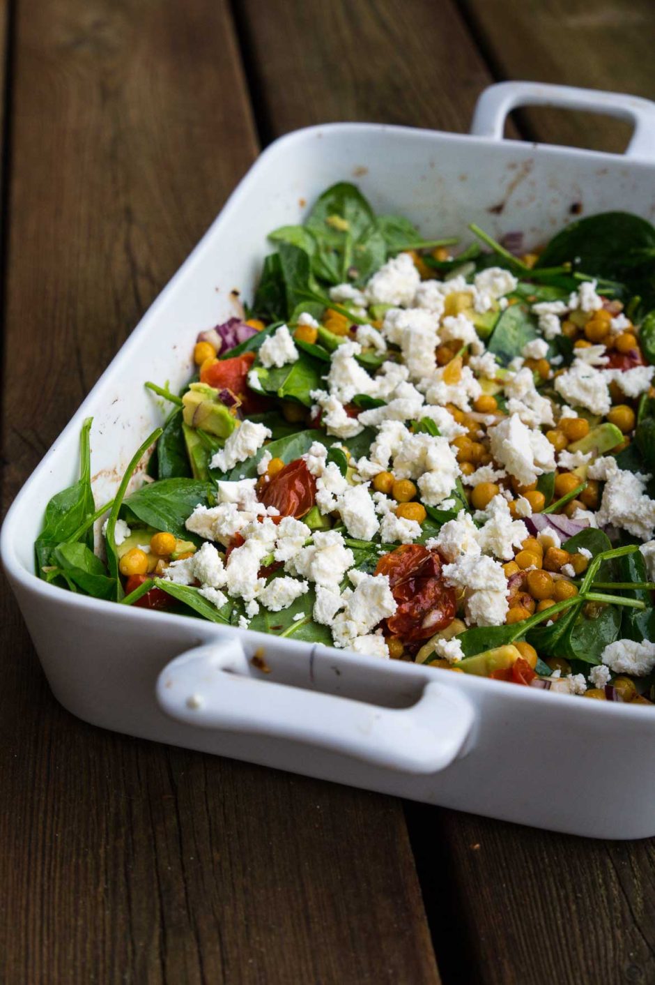 Salat med hvidløgsbagte tomater og kikærter med feta og avocado
