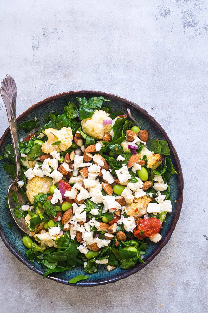 Spinatsalat med bagte tomater, blomkål og feta