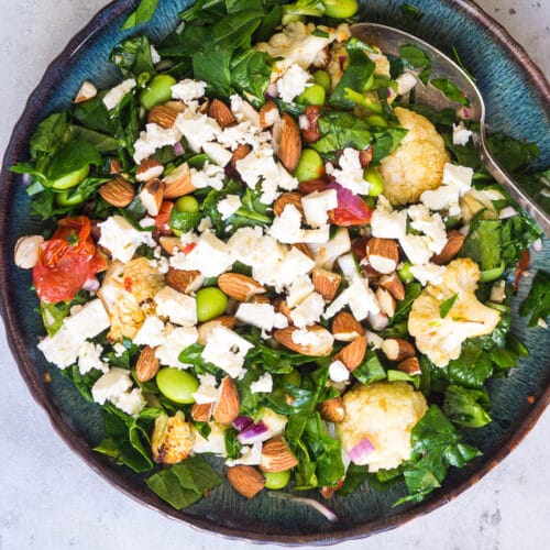 Spinatsalat med bagte tomater, blomkål og feta