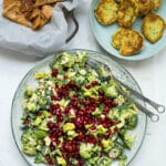 Broccolisalat med granatæblekerner, creme fraiche og persille