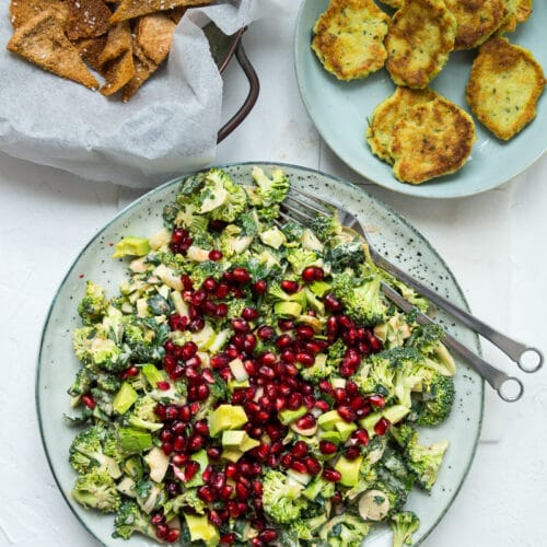 Broccolisalat med granatæblekerner, creme fraiche og persille