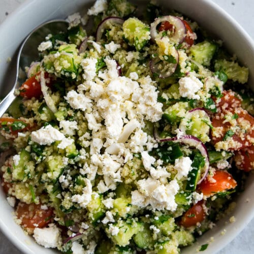 Couscous salat med hvidløgsdressing