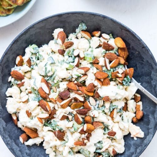 Cremet blomkålssalat med creme fraiche dressing og soyaristede mandler