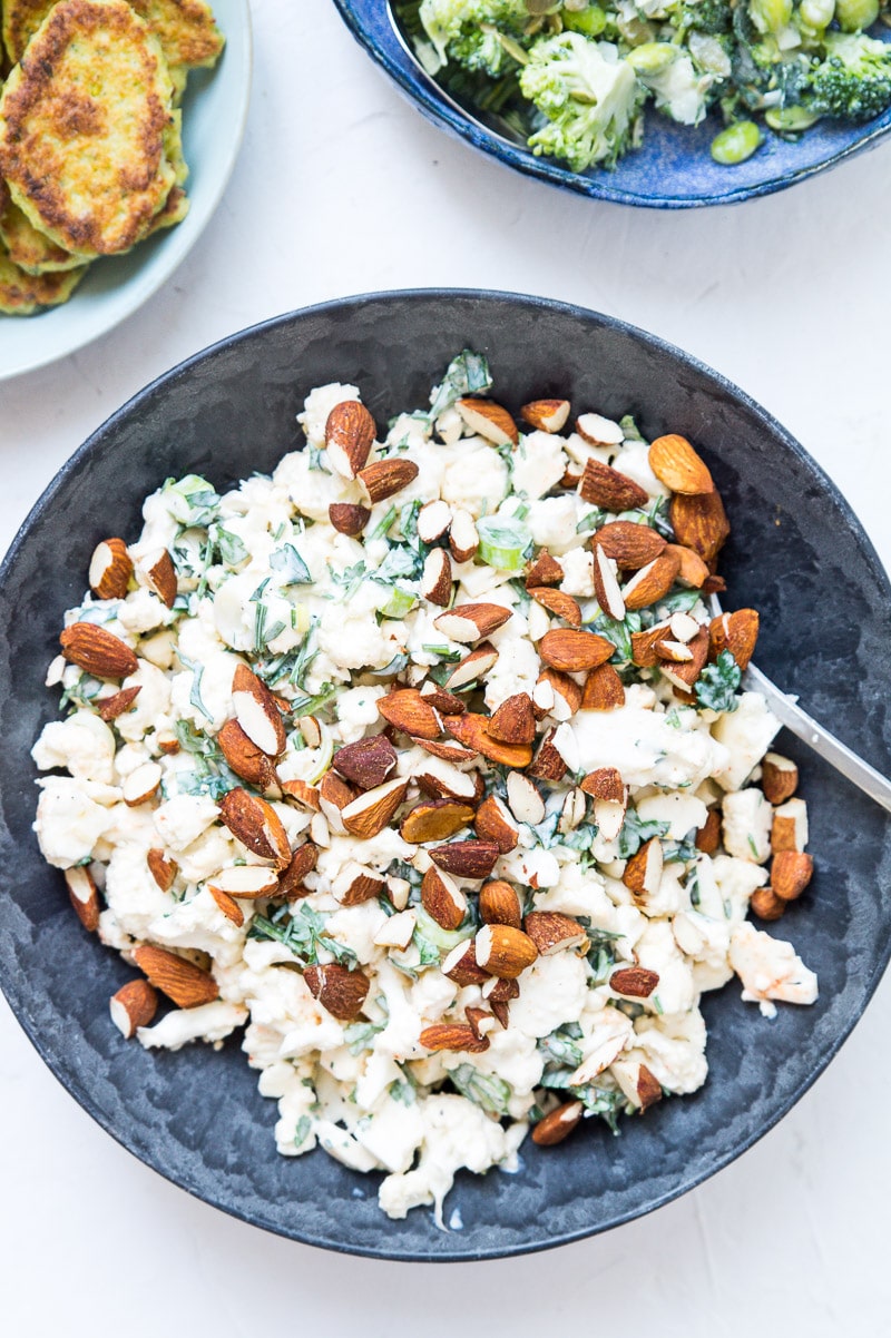 Cremet blomkålssalat med creme fraiche dressing og soyaristede mandler
